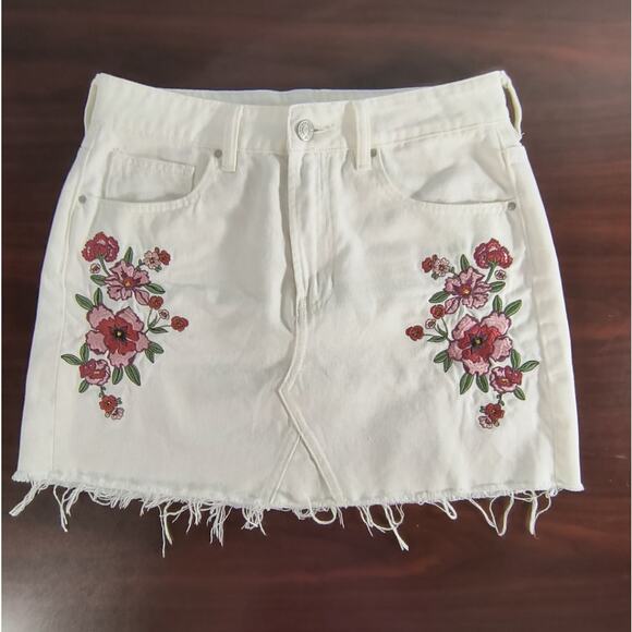 PacSun Embroidered Mini Skirt Women's Size 26 White Denim Fringe Hem Zip Front - Picture 16 of 16